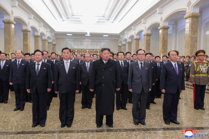 金正恩元旦日到太陽宮瞻仰祖父及父親遺容。 路透社