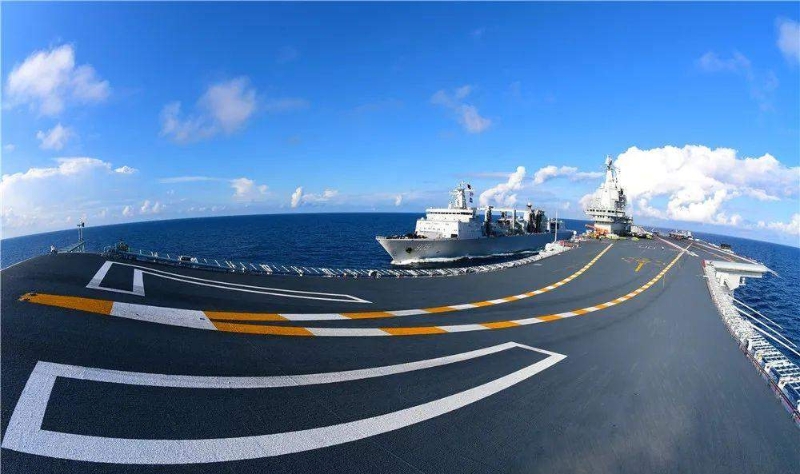 山東艦編隊訓練畫面顯示，時間在隆冬時節，地點南海某海域，由多艘不同型號艦艇、數十架各型戰機組成的山東艦編隊在此擺兵布陣。