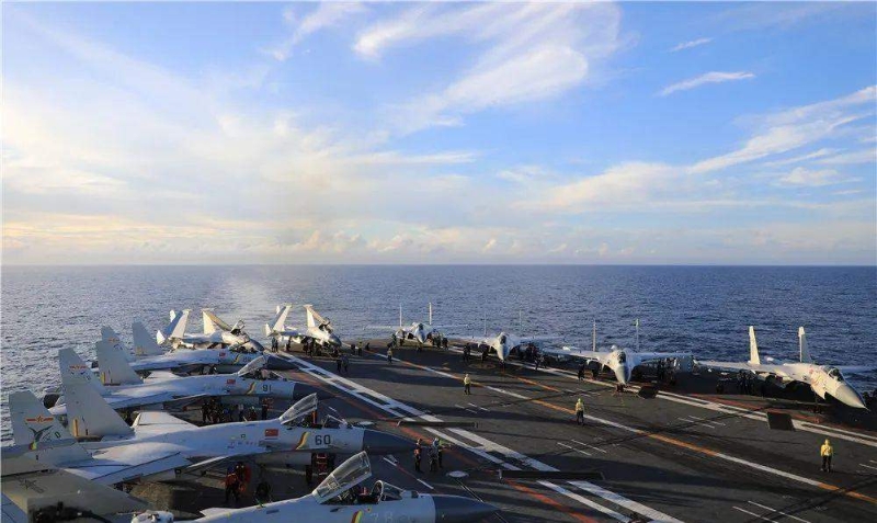 山東艦甲板上擺滿了殲-15艦載戰斗機。