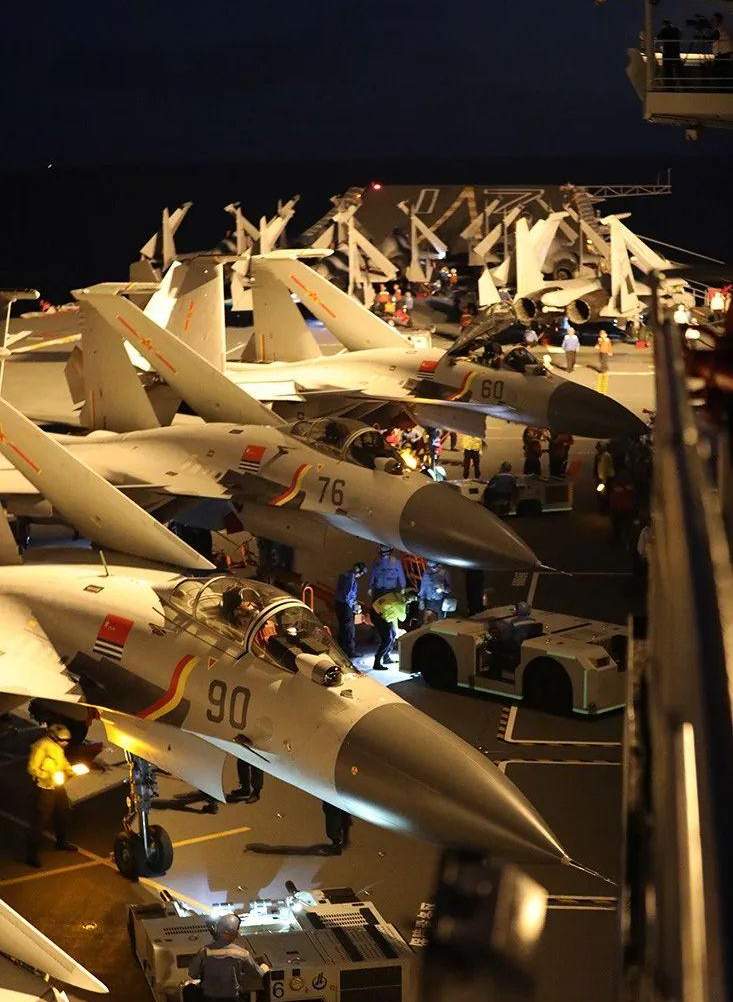 山東艦甲板上擺滿了殲-15艦載戰斗機。