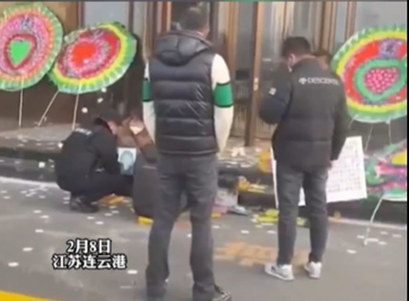 桔子水晶酒店門口前，遇害少女父母在燒紙祭奠。