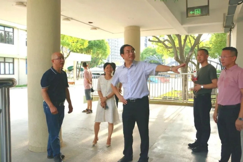 「浙江一局長被曝中午陪情人晚上KTV」登上了熱搜的榜首。