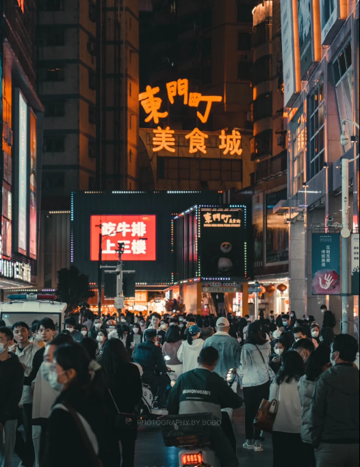 東門步行街集購物、美食、休閒和旅遊觀光於一身。（圖片來源：小紅書@波到底是個什么字）