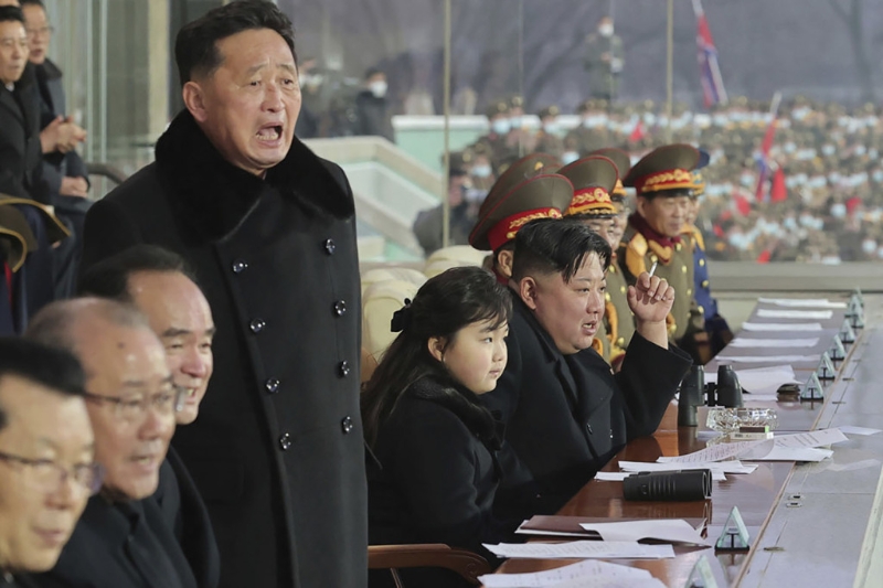 金正恩和金主愛坐在前排中間位置面露笑容。美聯社