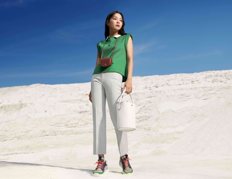 憑韓劇《社內相親》爆紅的女星金世正，剛成為Longchamp品牌大使，在新廣告中演繹Epure啡色皮革迷你斜揹袋/$1，600及白色皮革水桶袋/$2，900等新作。 （Longchamp）