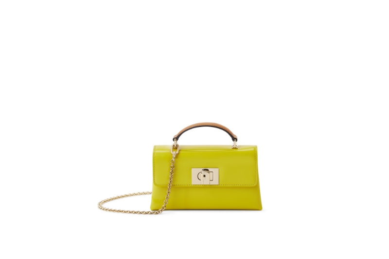 Furla 1927迷你Vacchetta皮革斜揹袋/$2，860/Furla。