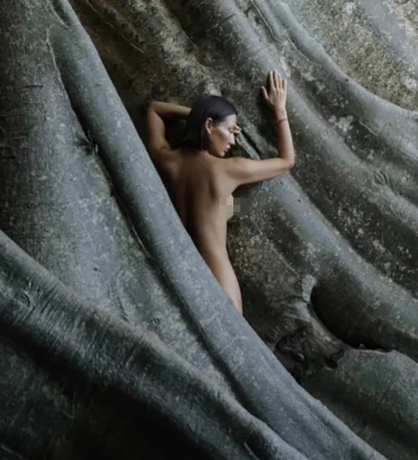 俄羅斯女子Luiza Kosykh全裸與聖樹拍照。 IG