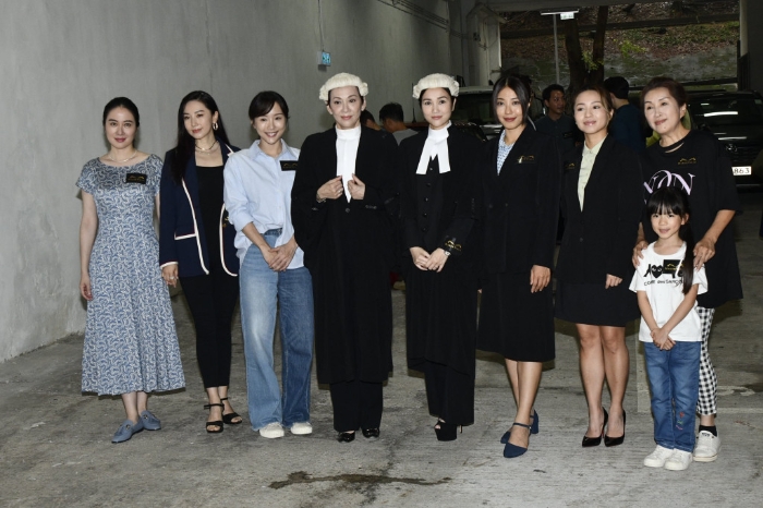 陳靜（左三）配合角色穿上恤衫牛仔褲現身，打扮樸素