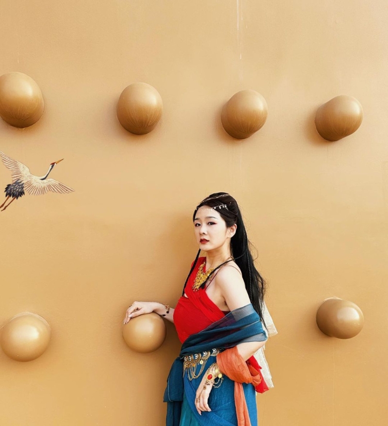 孫雪琪換上鮮紅肚兜化身古代西施