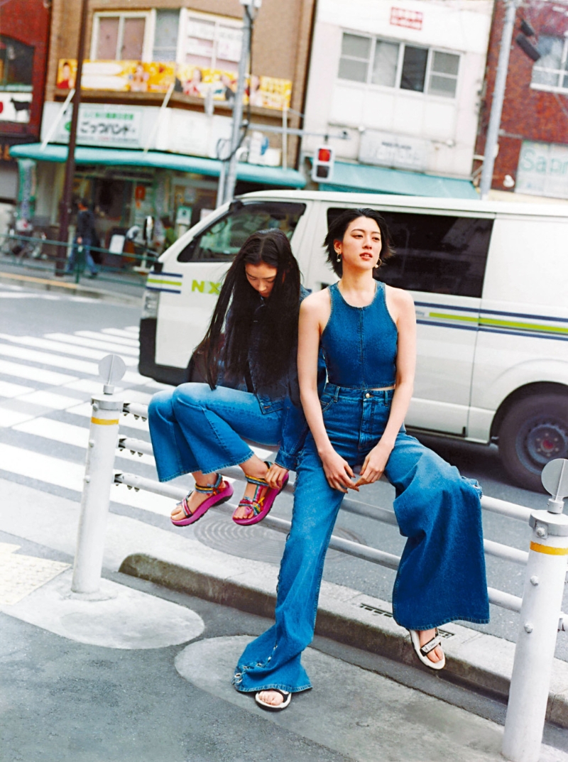 涼鞋2023|Chlo&eacute;×Teva限量系列涼鞋，回收物料制作的搭帶飾以Chlo&eacute;標志，并配以含回收橡膠的耐用防滑外底。 （$3，900至$4，700/Chlo&eacute;）