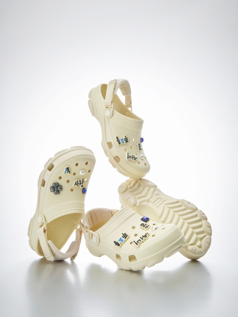 涼鞋2023|Crocs x Winner新品可配搭多款Jibbitz鞋飾，部分出自Winner成員親手撰寫的韓文字。 （$738/Crocs）