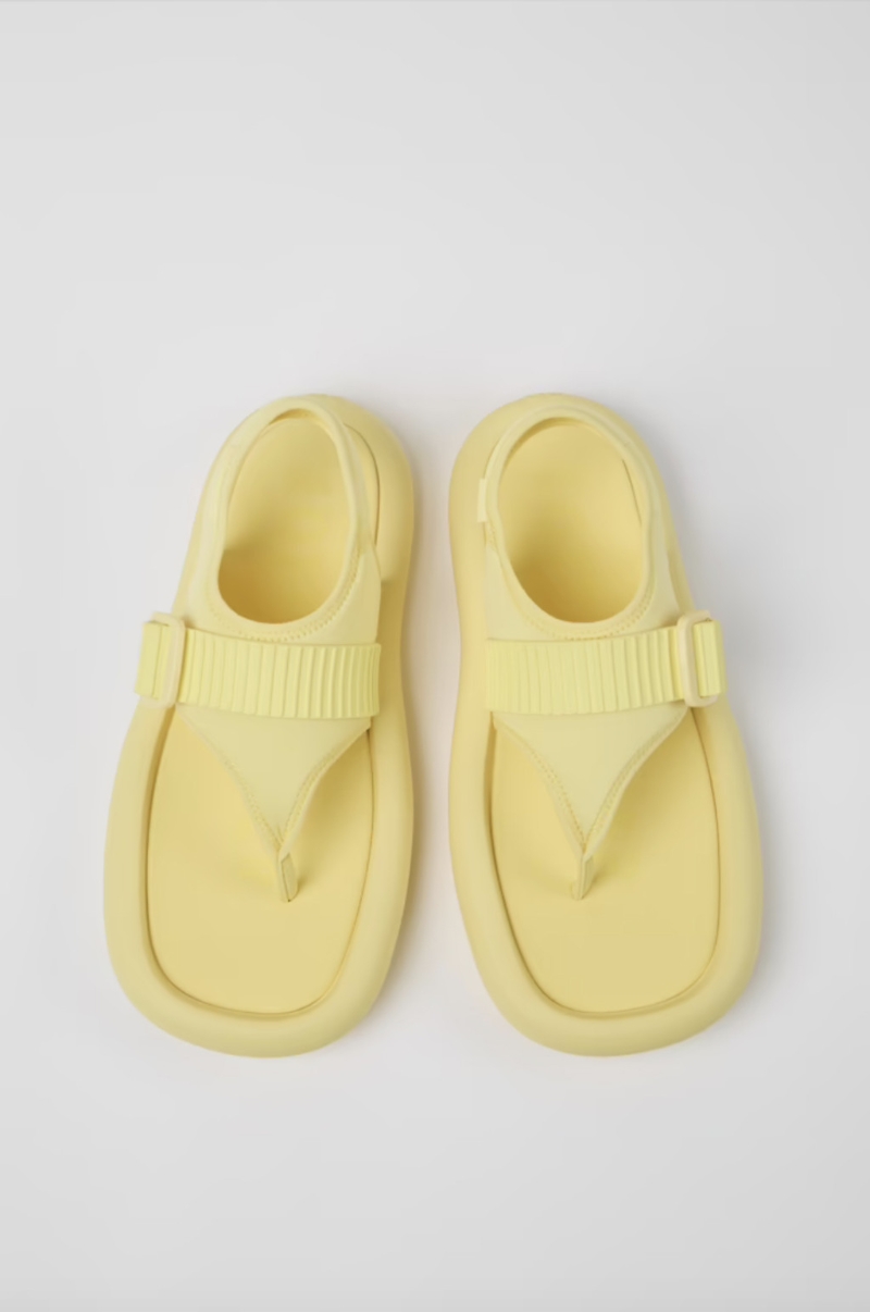 涼鞋2023|Camper X Ottolinger再生橡膠中性人字拖涼鞋/$2，599/Camper，重新演繹Camper標志性設計Aqua，靈感來自它的靈感來自充氣快艇的形狀，外形圓潤搶眼。
