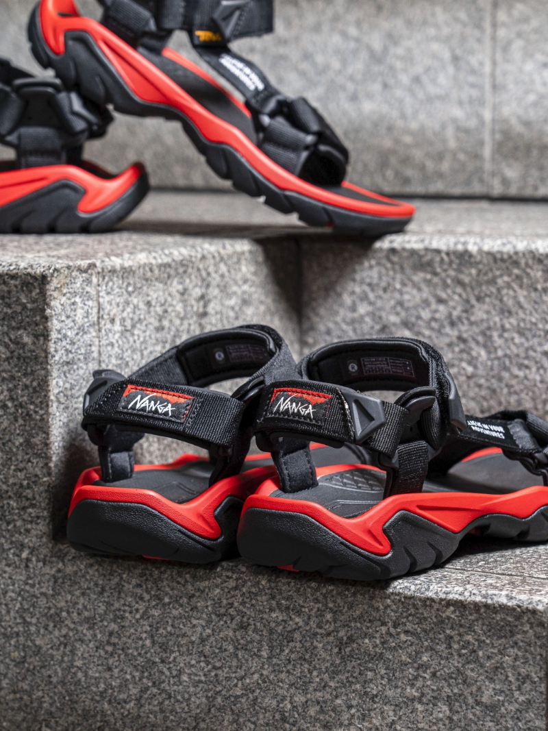 涼鞋2023|Teva x Nanga聯乘限量涼鞋/$989/Teve.com，用上Nanga標志性的火熖紅色，魔術貼飾有品牌格言「Believe in your adventure」。