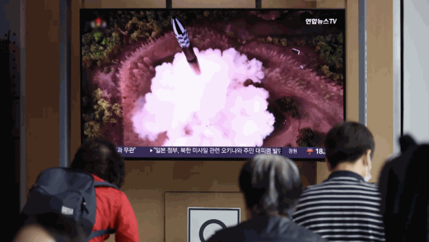5月31日早上，南韓首爾火車站的電視報播朝鮮發射導彈