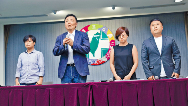 民進黨秘書長許立明(左2)昨召開記者會道歉 民進黨秘書長許立明(左2)昨召開記者會道歉