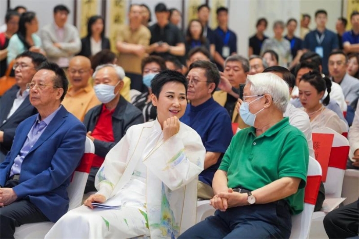 李小琳和嘉賓交流。