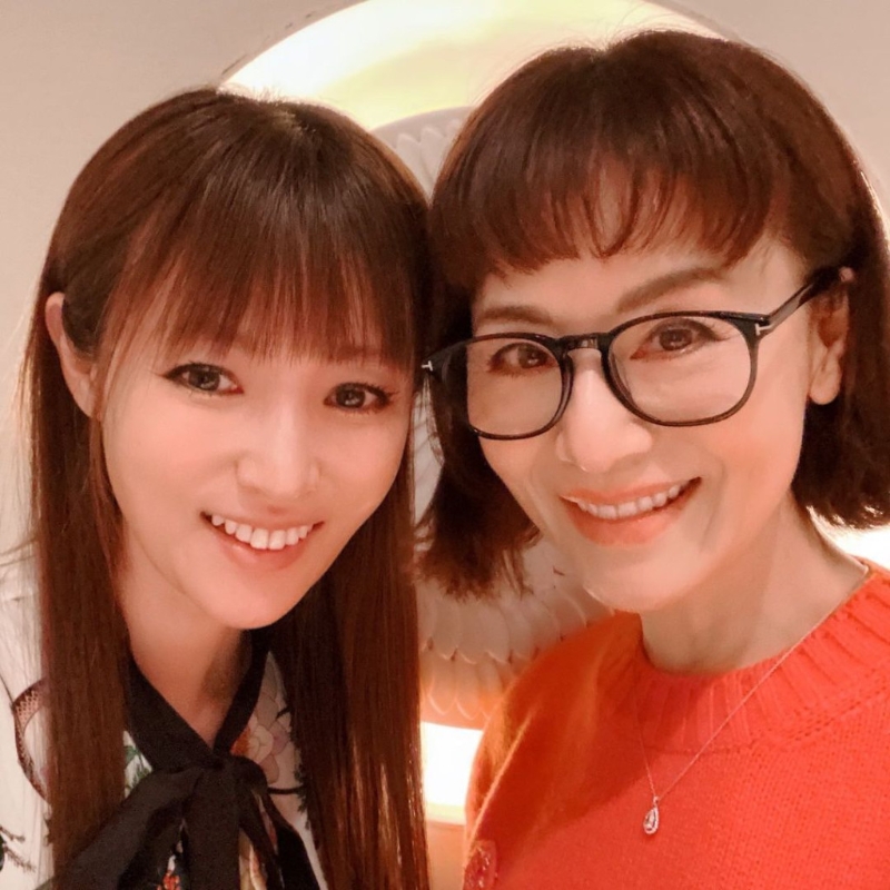 深田恭子和女星大地真央（右）合照，可見其臉型瘦到凹陷