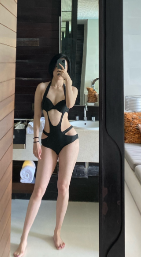 身材高挑的董女身形如模特兒。
