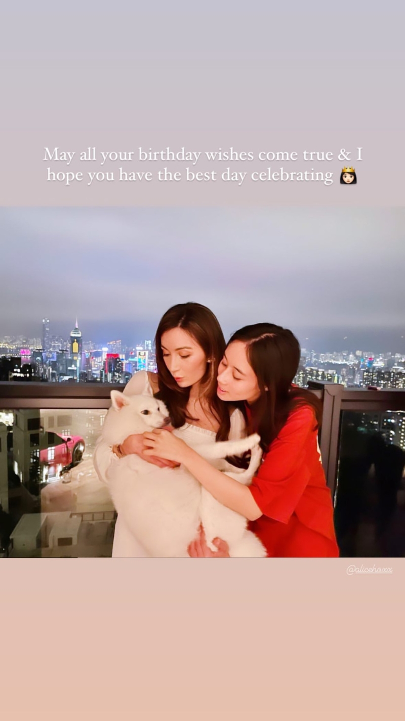 何鍶珩亦向何超欣送上祝福，稱呼對方“little sis”。