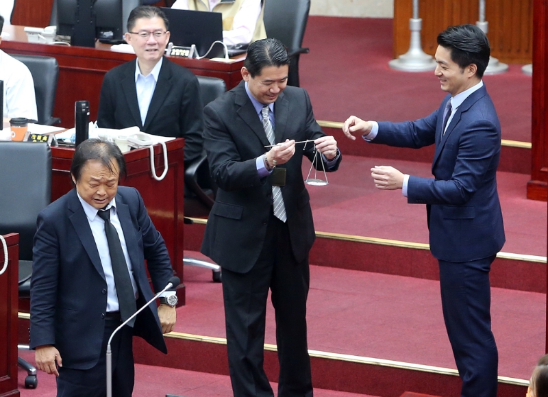 王世堅送蔣萬安鐵秤