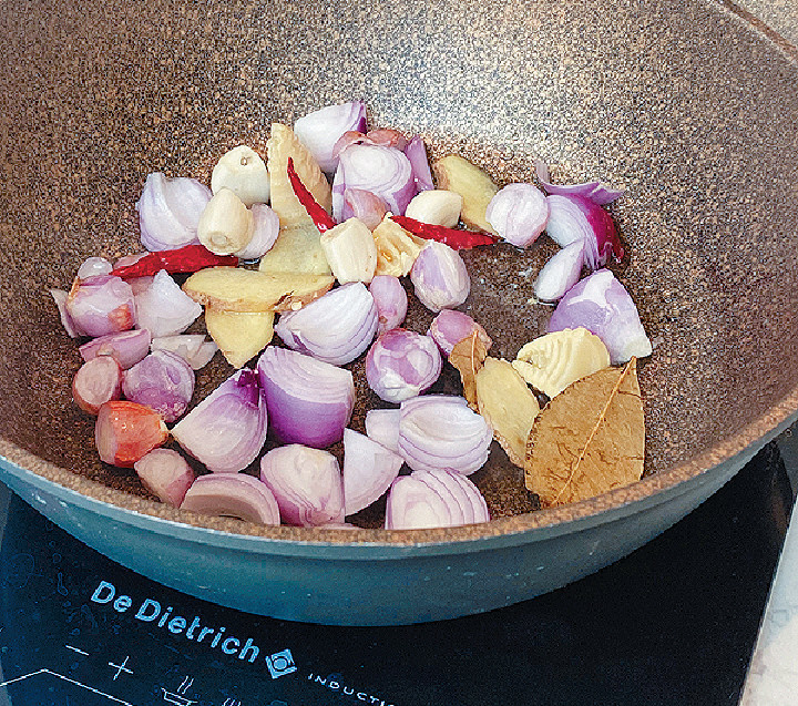 食油爆香干蔥、蒜頭