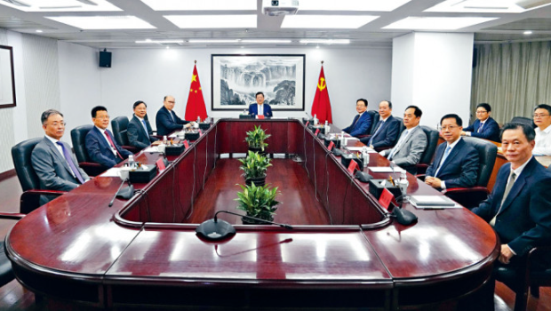 中央港澳辦召開會議，夏寶龍主任（中）主持會議。原港澳辦副主任宋哲（左）、鄧中華（右）也參加會議