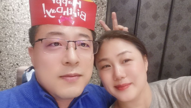 妻子湯天如曾在微博貼出與夫趙立堅的恩愛照。