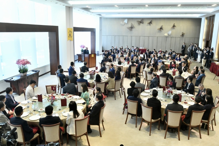 香港中聯辦主任鄭雁雄今日(14日)下午1時與立法會全體議員午宴