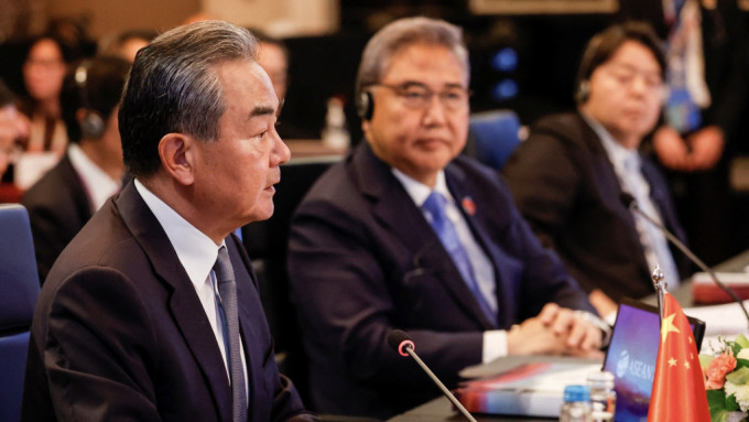 王毅（左）在印尼舉行的東盟外長會議上發言，旁為韓國外長樸振（中）與日本外長林芳正（右）