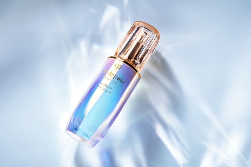 Cle de Peau Le Serum煥活細胞精華/$1，250/30ml、$2，080/50ml、$2，700/75ml，蘊含獨家研發的Skin-Empowering Illuminator亮肌精華，提升肌膚防御力，另三色海藻復合物Kelplex中的綠海藻、紅海藻及褐海藻成分，亦強化細胞及修復力量。