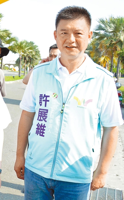 民進黨屏南“立委”參選人許展維被質疑服務收紅包，他痛批選舉惡質，更直接宣布退選，讓屏南“立委”選情投下震撼彈。