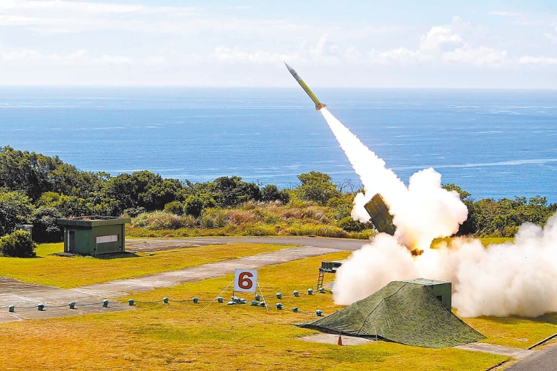 空軍昨在屏東九鵬基地發射兩枚愛國者二型飛彈，第1枚發射后自爆。圖為之前愛二實彈射擊，攔截來襲的敵機與彈道飛彈。（臺灣防務部門提供）