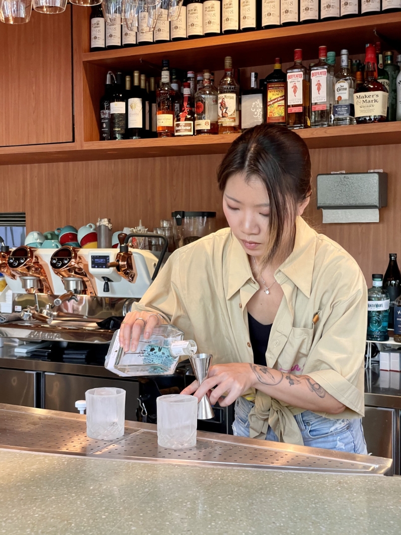 餐廳中央設有酒吧枱，供應各式各樣的特色雞尾酒。
