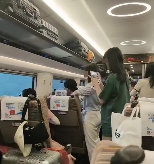 乘客涌窗邊打卡。