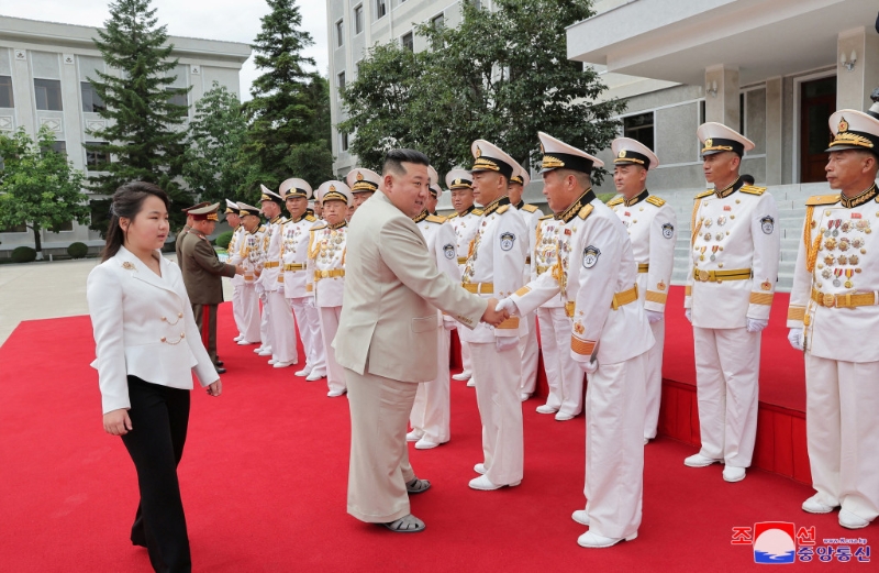 金正恩攜愛女視察海軍司令部，要求全力做好戰爭準備