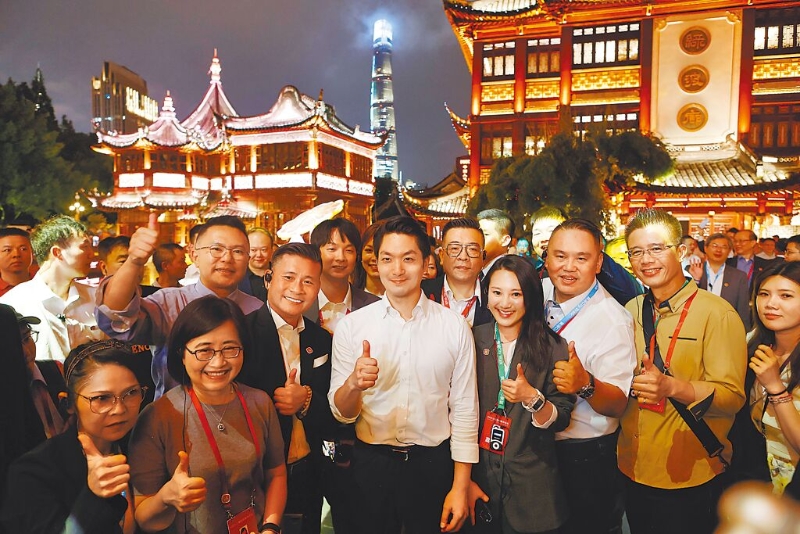 8月29日晚，由臺北市長蔣萬安率領的臺北市代表團夜游上海豫園。 圖為臺北市長蔣萬安與臺北市代表團成員合影留念