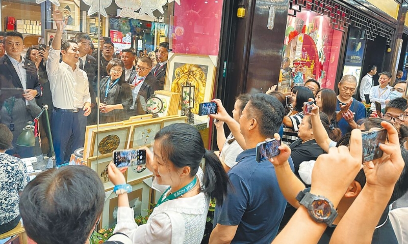 臺北市長蔣萬安29日晚間前往上海豫園體驗夜間經濟，行程中看到外面有大批上海民眾拿著手機對著他拍，蔣萬安也興奮地對民眾揮手打招呼