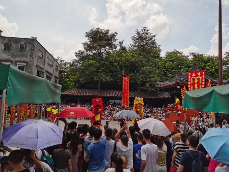黃飛鴻紀念館對面有武獅表演，吸引不少游客。圖：Trip@飛奔中的狼8