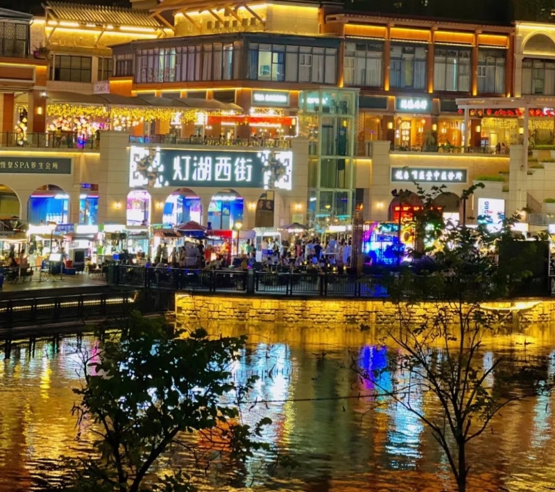 佛山市中心的千燈湖，晚上變身大型夜市。圖：小紅書@是捷米呀