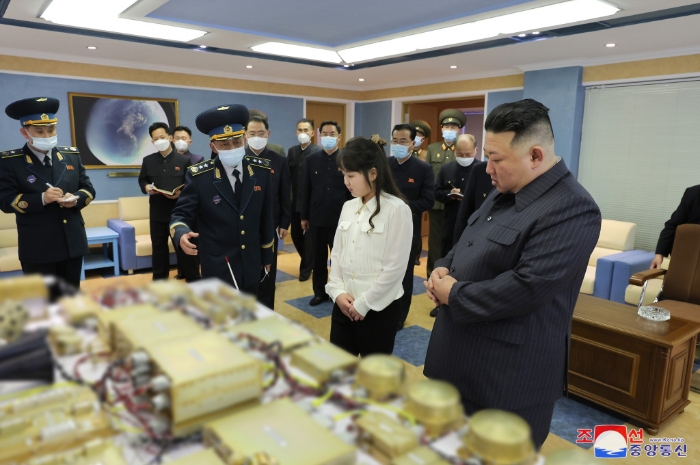 金正恩攜女兒金主愛視察朝鮮“國家宇宙開發局”。