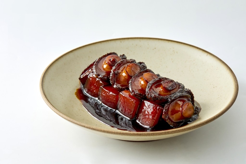 吉士招牌鮑魚紅燒肉，以濃油赤醬傳統秘方烹煮，紅燒肉豐腴不膩，鮑魚軟滑帶醬1香。