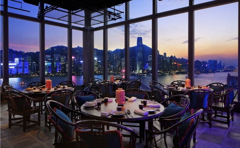 位于尖沙咀H Zentre頂層的胡同，有美景伴餐。