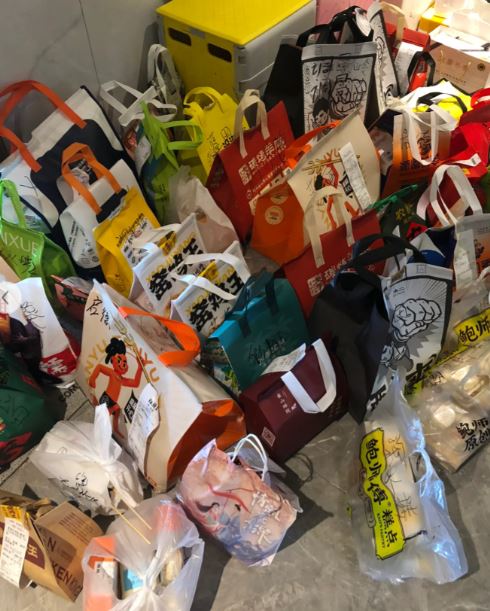 貼主可為香港客人反向代購貨品包括美食、鮮花、文件、落下的物品，以至可為客人接一對一訂單