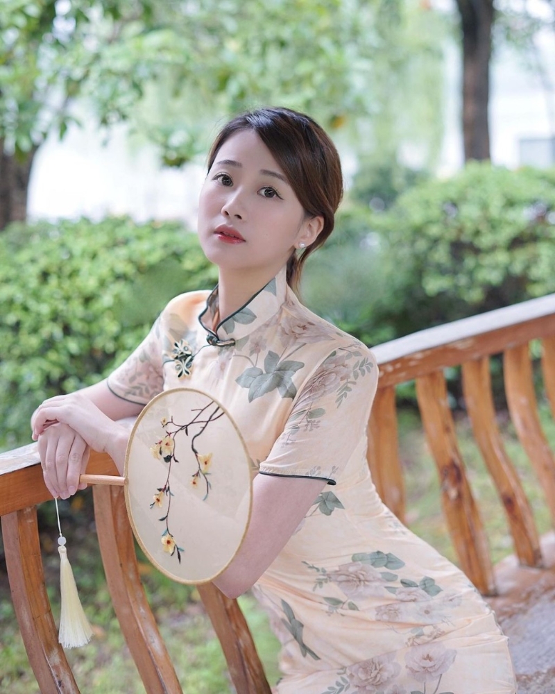 溫蕎菲出生于江西贛州，小時候在內地生活