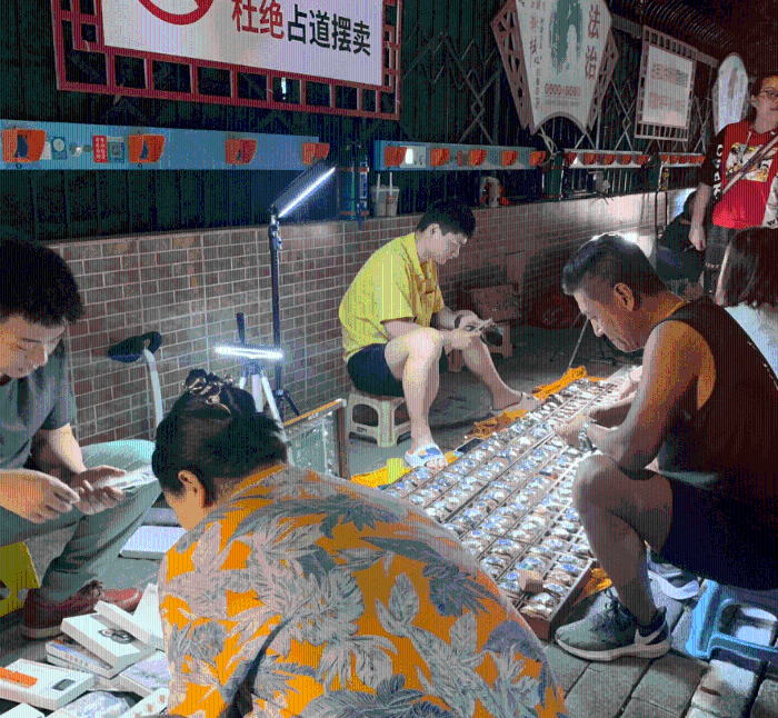不少人甚至坐在攤販前慢慢尋寶。