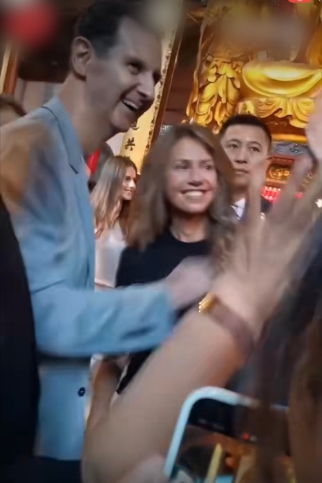 巴沙爾夫婦與群眾親切互動。