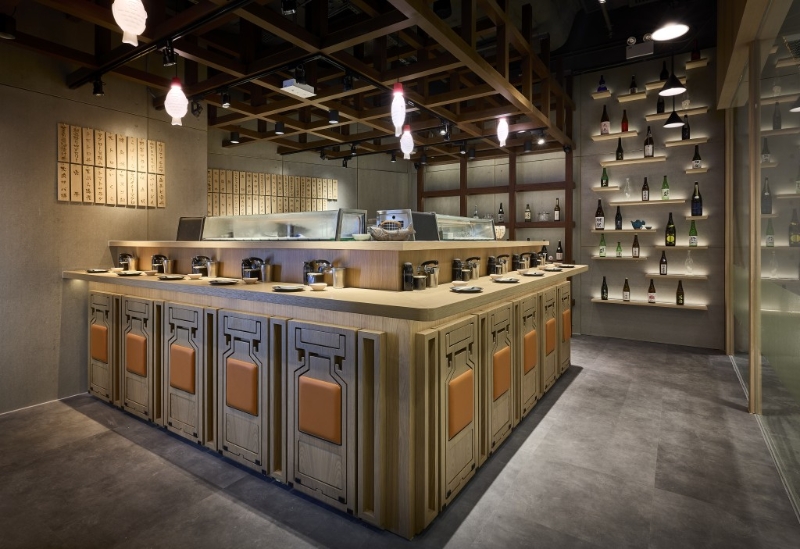 餐廳采用立食模式，由板前師傅一貫一貫地送上新鮮掐好的握壽司。