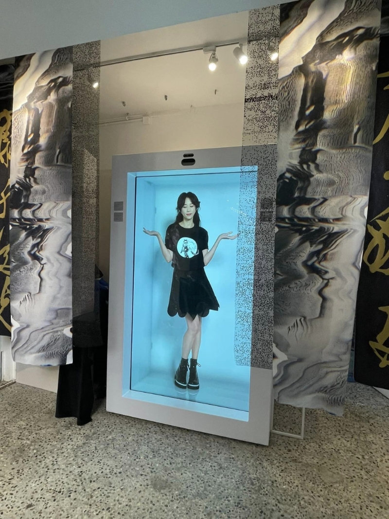 是次展覽設有投射3D影像于現實場景的「全息投影」（Hologram）與立體Karen 投影互動