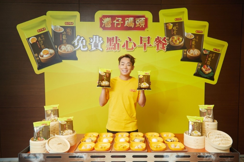 岑珈其變身美食特派員，免費派發灣仔碼頭點心。