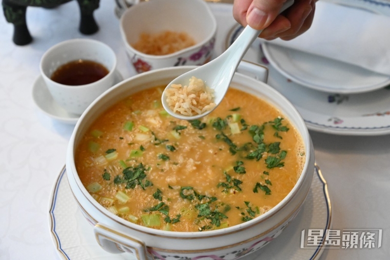 乾隆泡飯講究鮮甜口感，注重材料新鮮與烹制步驟。